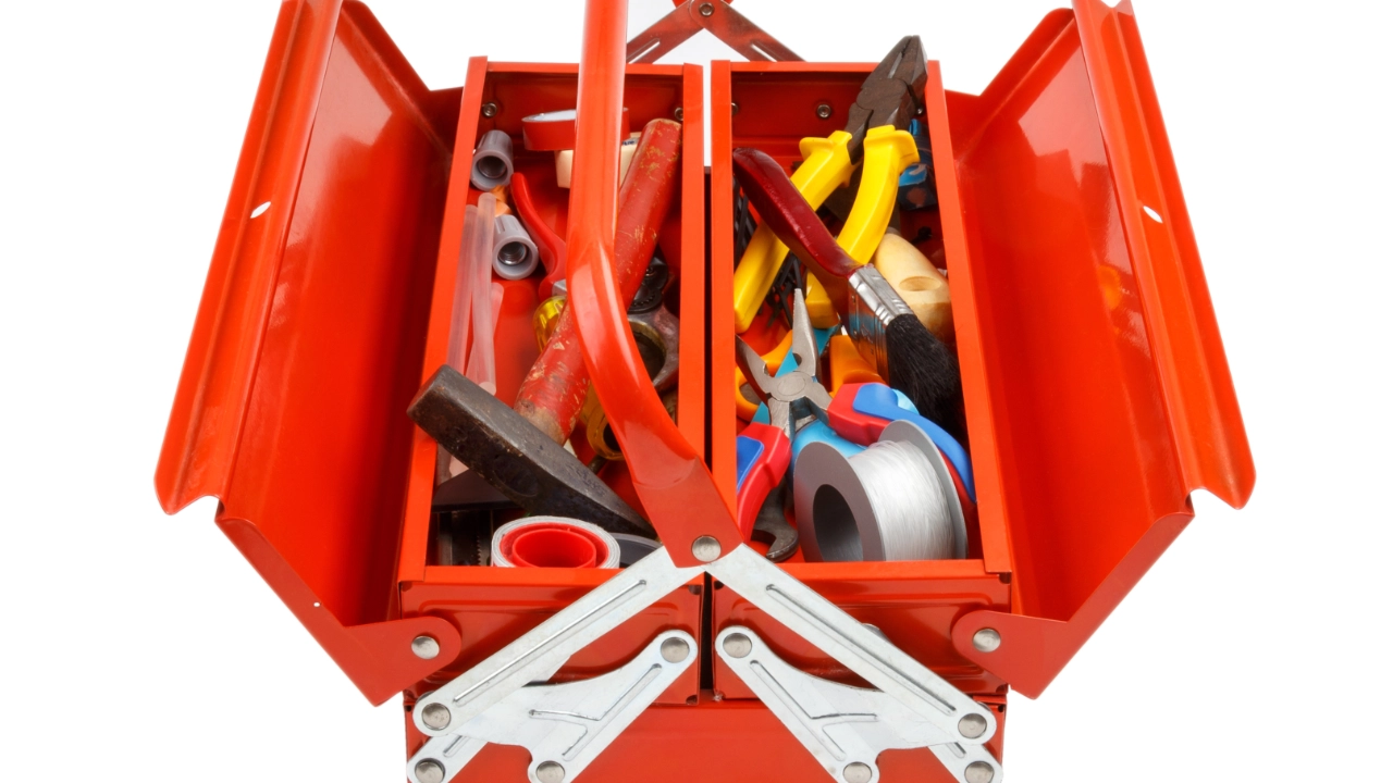 Ein roter Werkzeugkoffer mit viel Inhalt.
