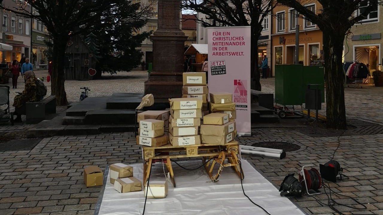 Schlitten und Pakete zur Sozialaktion 2023 in Weilheim