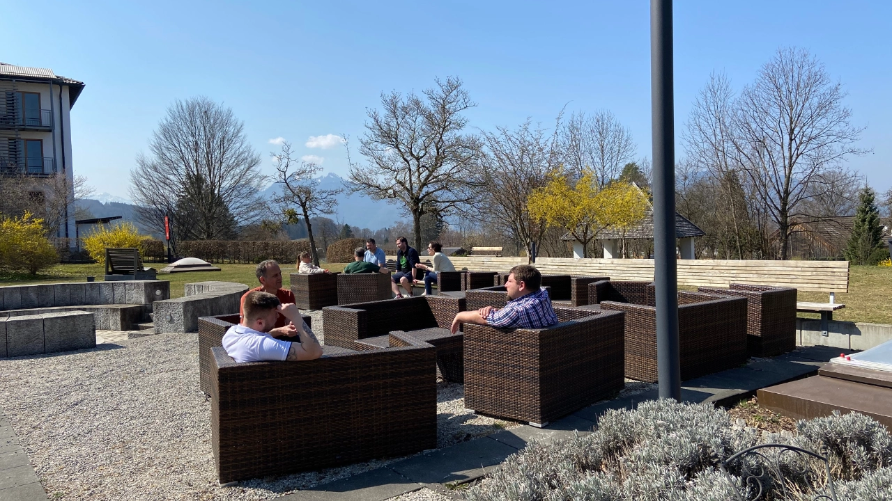 Teilnehmende in einer Arbeitgruppenphase im Hotel Alpenblick in Ohlstadt