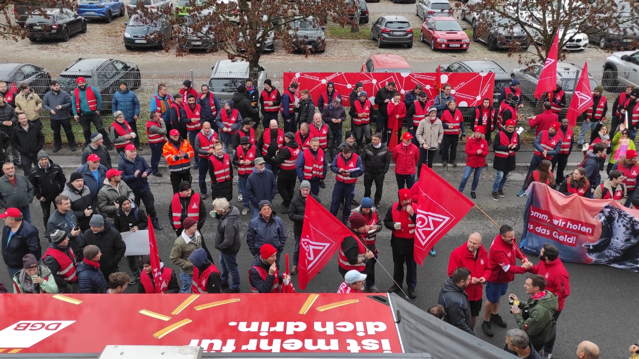 Foto von der Menge am zentralen Warnstreiktag der IG Metall Weilheim am 07.11.2024