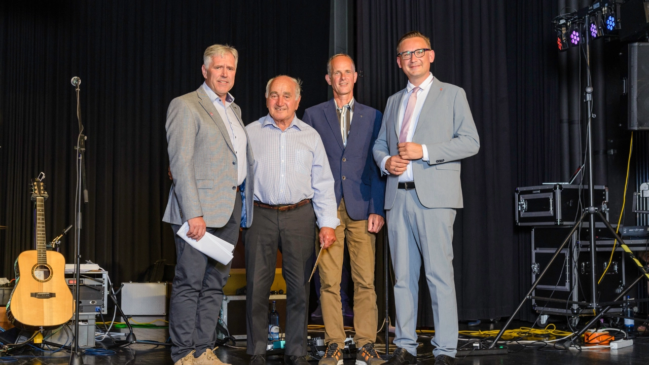 Alois Hinterstocker wird für 60 Jahre Mitgliedschaft geehrt.
