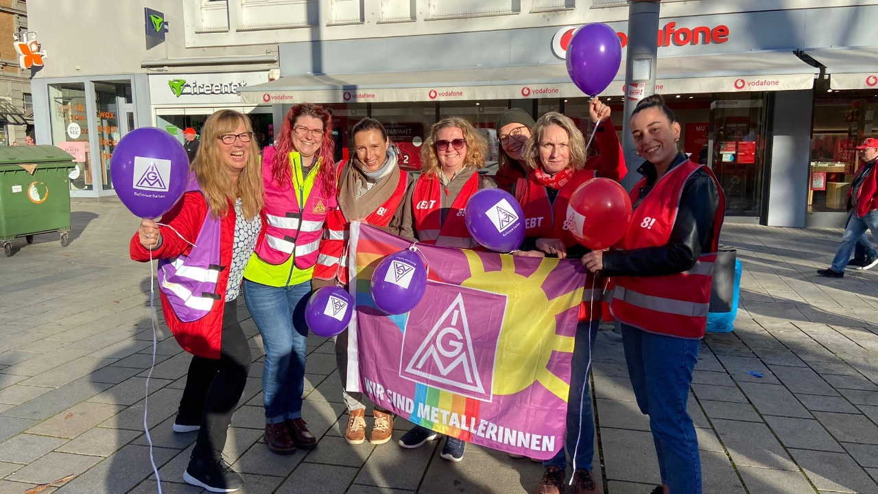 Das Frauenteam der IG Metall Oberland auf der zentralen Tarifaktion am 27.10.2022 in Augsburg