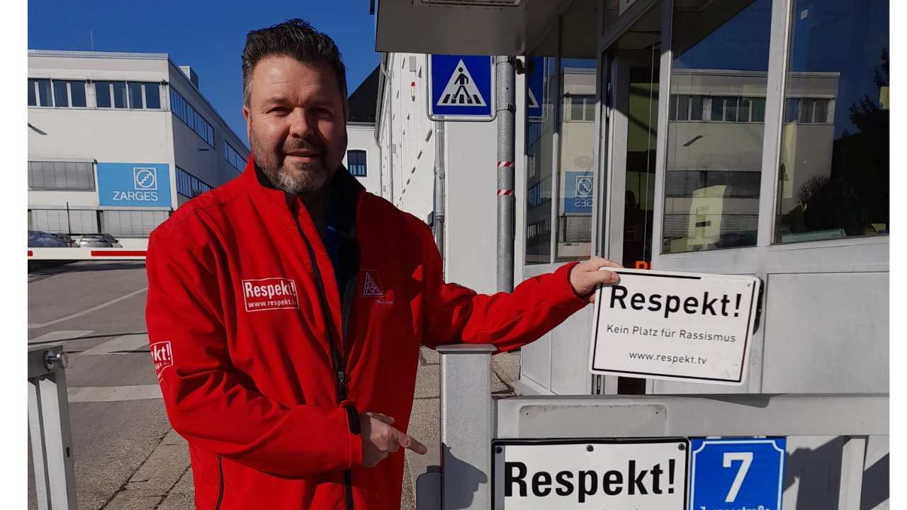 Erneuerung des Respekt!-Schildes bei Zarges in Weilheim