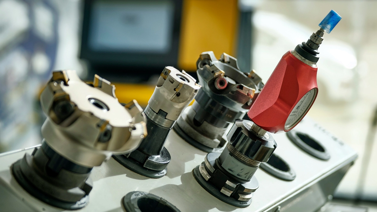 Werkzeuge einer CNC Zerspanungsmaschine in der Lehrwerkstatt bei Voith in Heidenheim