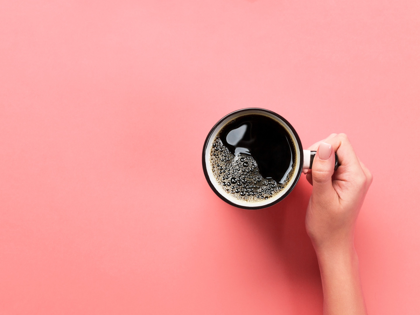 Hand an Kaffeetasse.