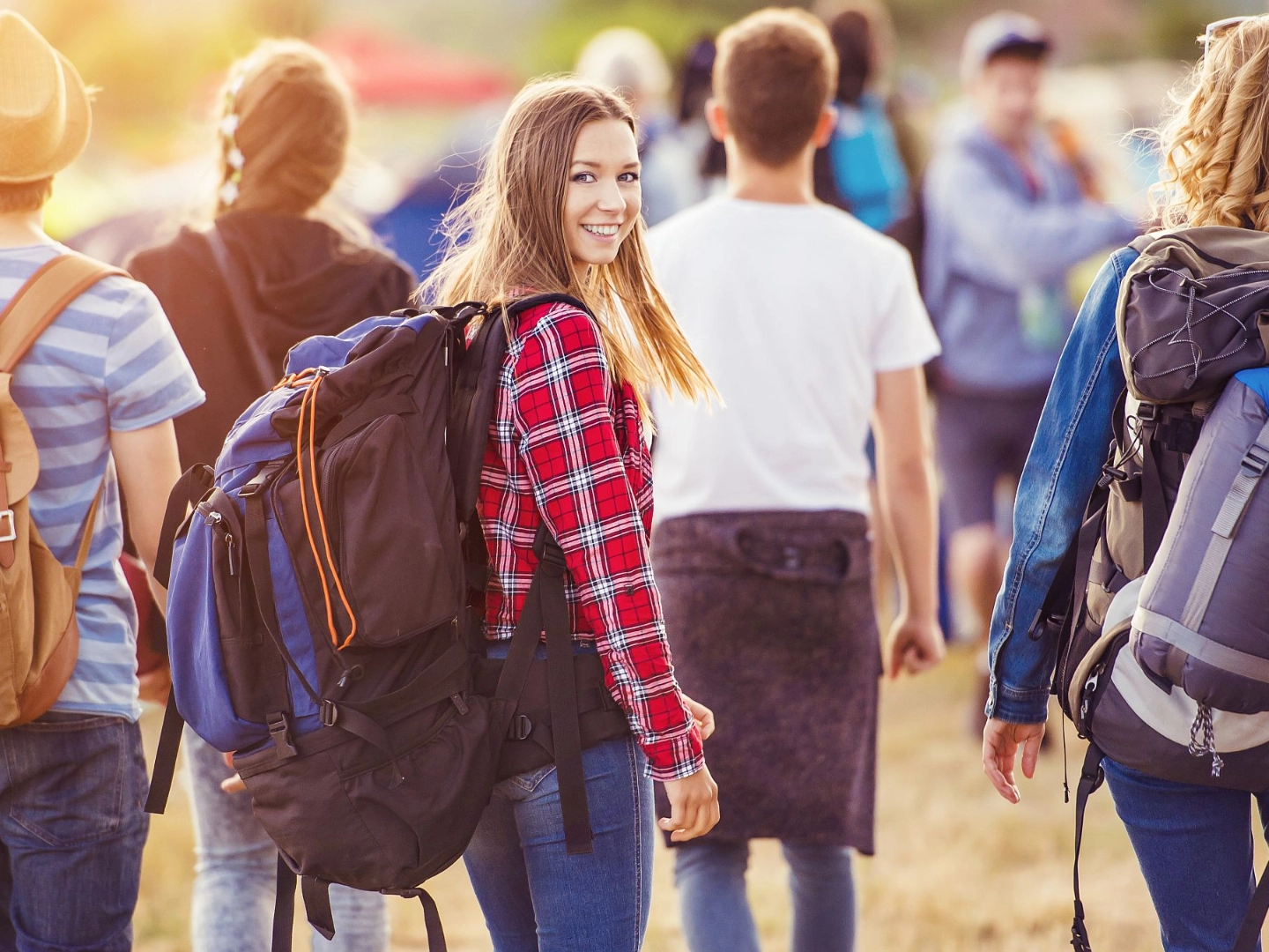 Junge Menschen mit Rucksack