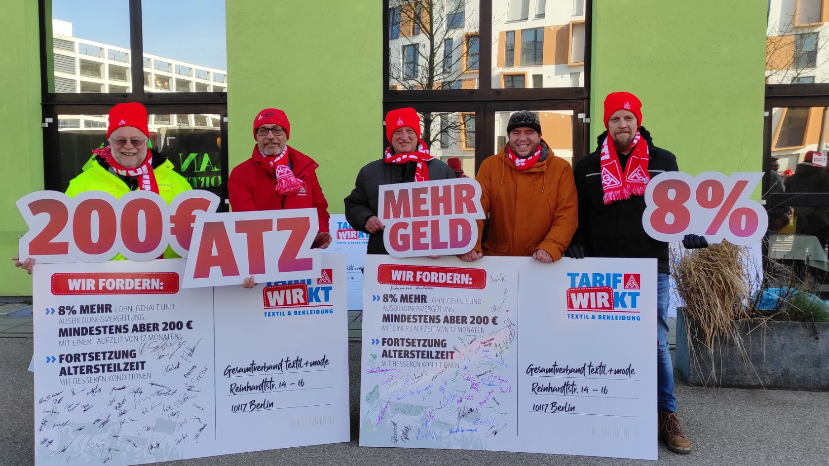 Kolleg*innen von DBI Schongau bei zentraler Tarifaktion in Ingolstadt - Textil und Bekleidung 2023