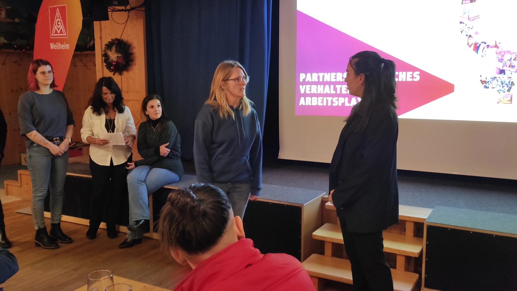 Das Frauenteam auf der November-Delegiertenversammlung 2024 mit Sketchen zu partnerschaftlichen Verhalten am Arbeitsplatz