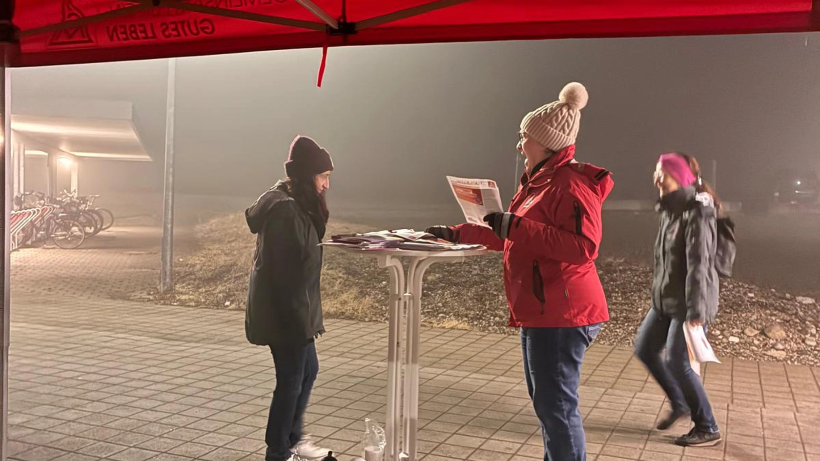 Aktionsteam 1 bei der Frühaktion zum Weltfrauentag und zur BR-Wahl beim Hirschvogel in Denklingen vor dem Eingangstor