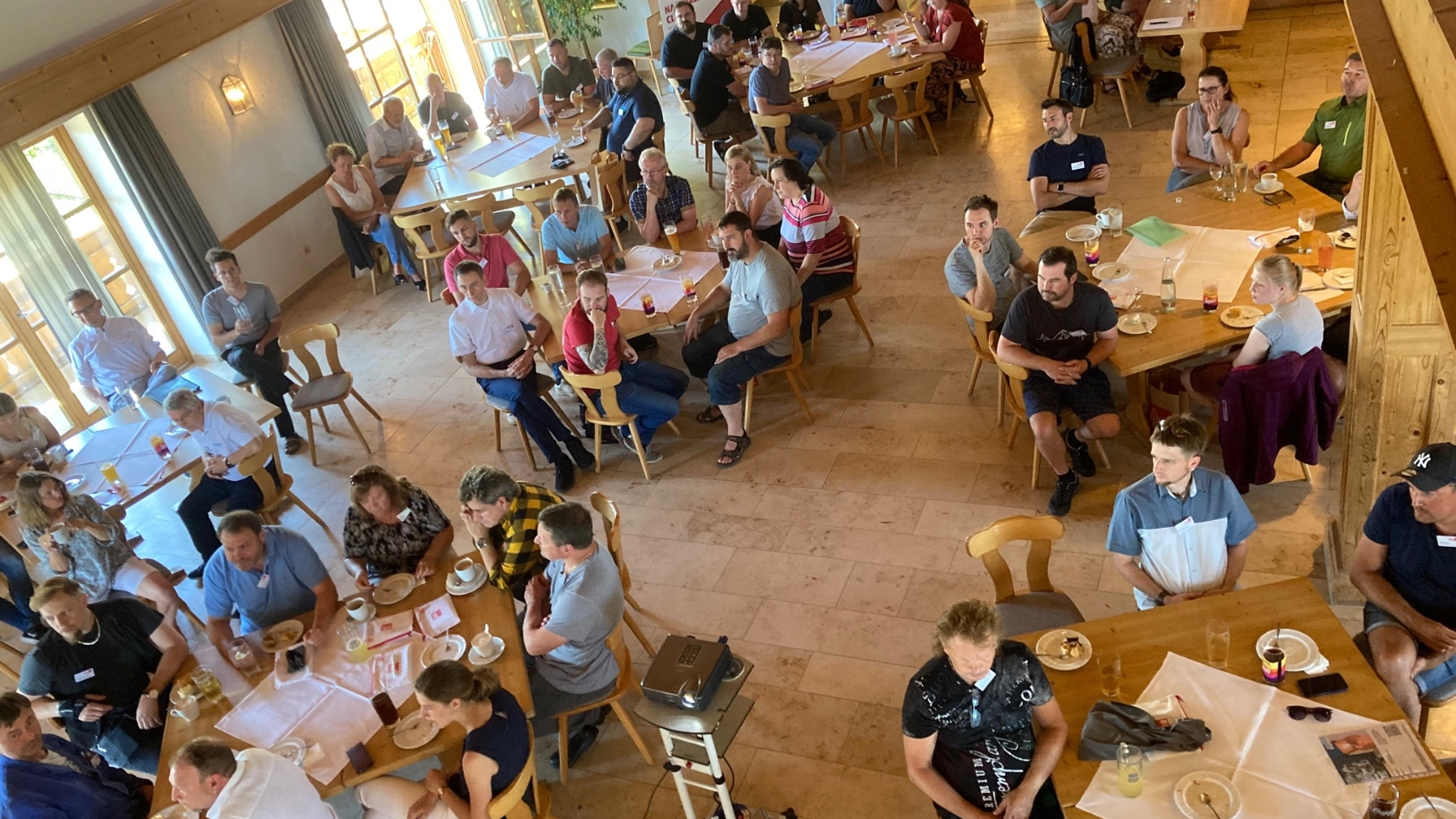 Eingeladene neu- nund wiedergewälte Betriebsräte der IG Metall Weilheim beim Betriebsräte-Empfang in Paterzell