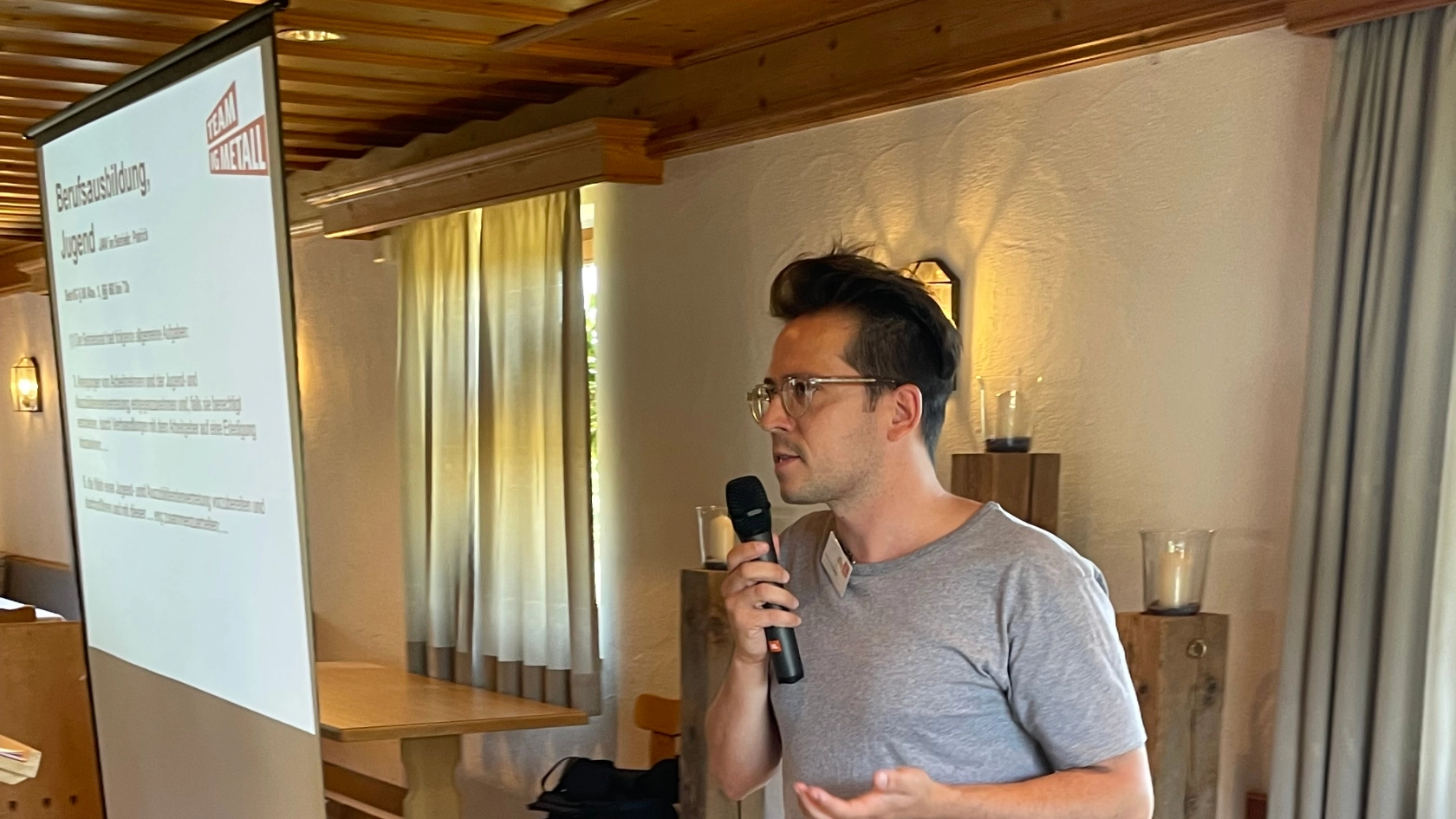 Patrick Grabanyi von der IG Metall Weilheim referiert auf dem BR Empfang 2022 in Paterzell