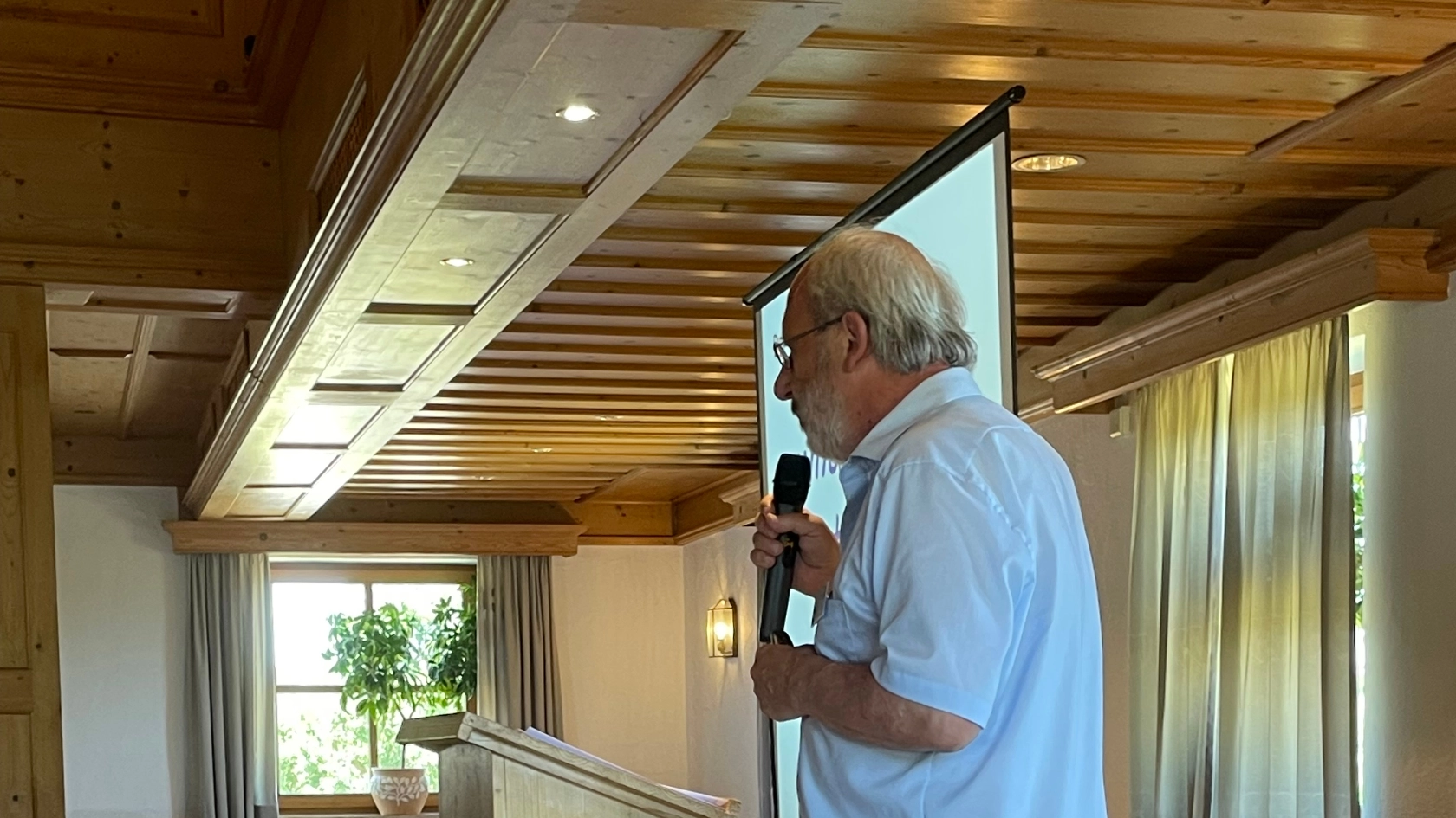 Erwin Helmer von der KAB referiert auf dem BR Empfang der IG Metall Weilheim in Paterzell