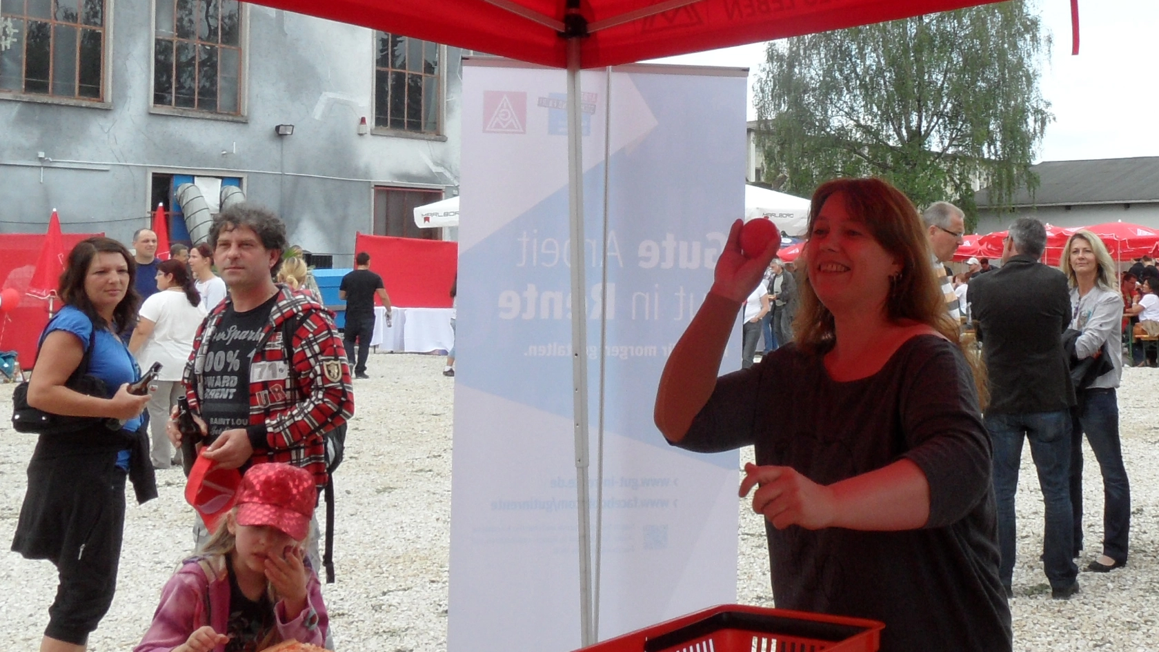 Unsere Kollegin Sylvia Greif in Aktion beim Aktionsfest in Augsburg