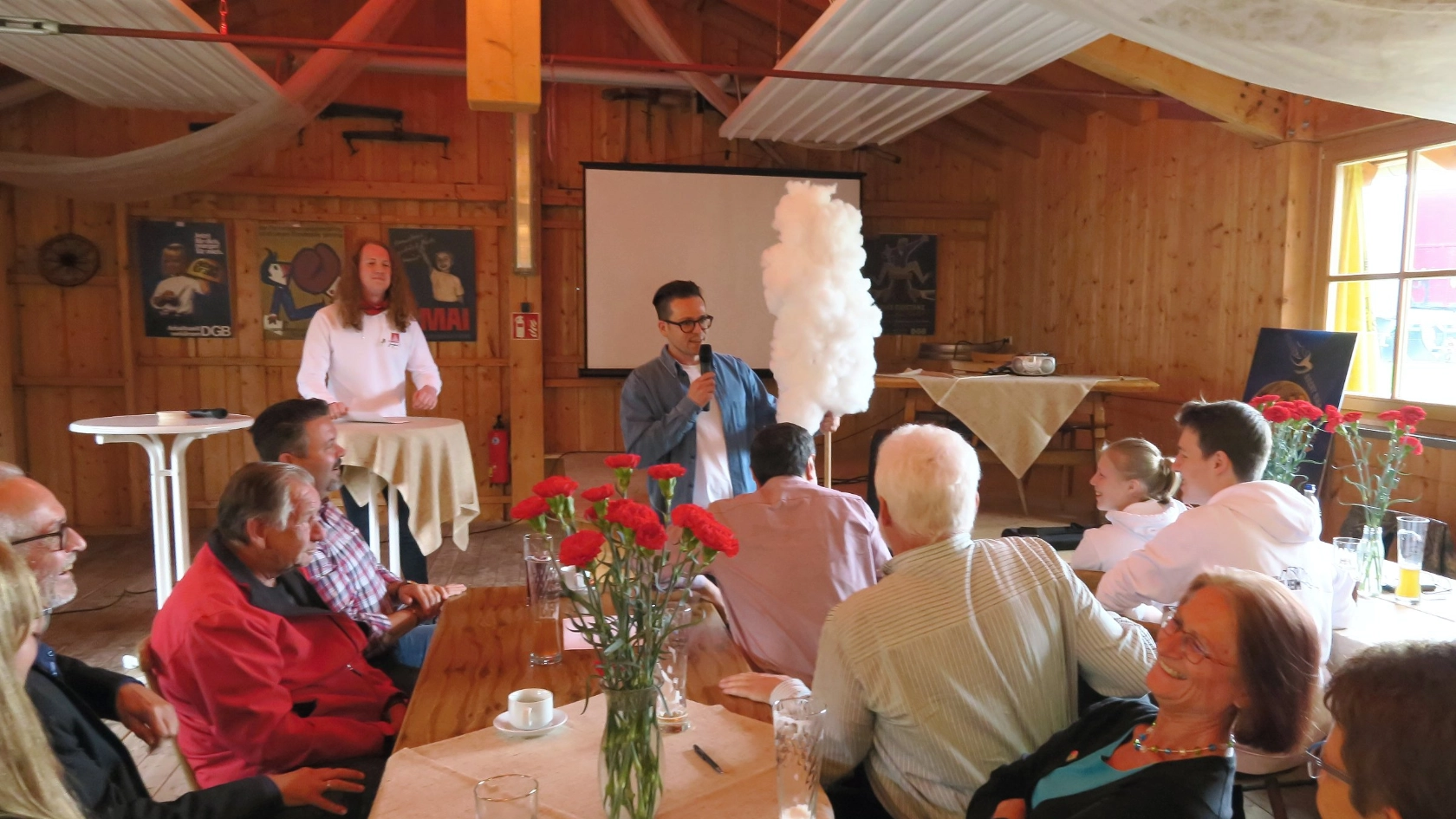 Auf der DGB Maifeier 2022 gab's eine Jugendaktion des Ortsjugendausschusses Weilheim - auf dem Bild u.a. Quirin Brunner und Patrick Grabanyi. 