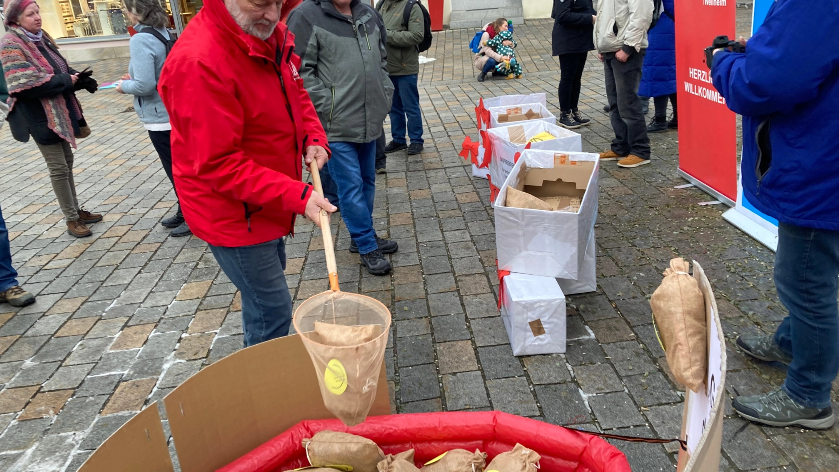 Helmut Dinter bei der Sozialaktion 2022 in Weilheim beim Umverteilen