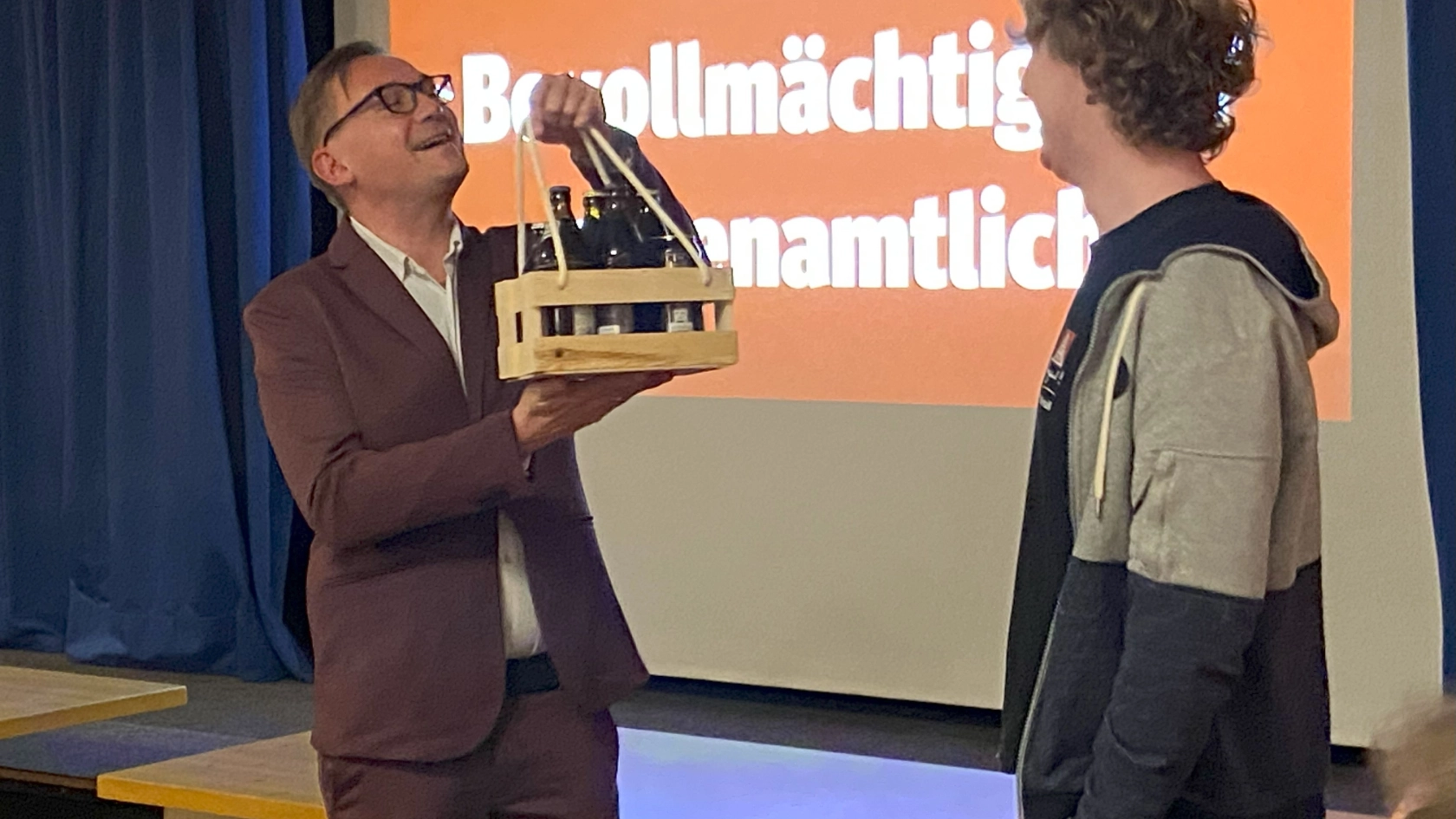 Übergabe der Männerhandtasche an den frischgewählten 1. Bevollmächtigten Karl Musiol von Quirin Brunner