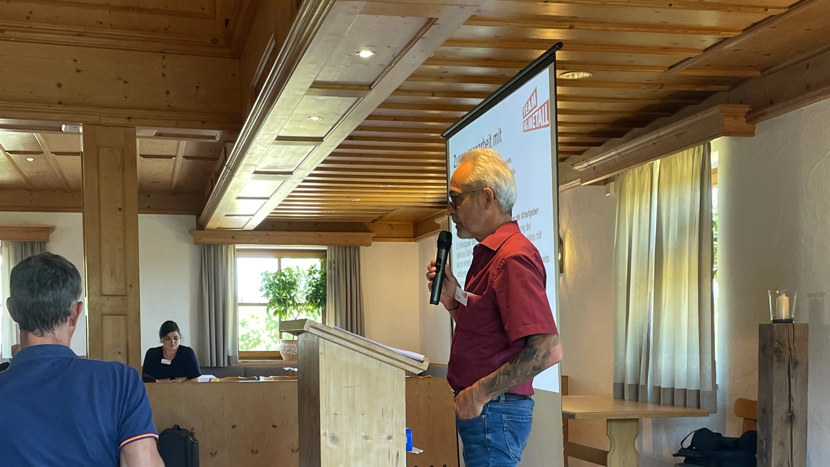 Udo Schulz von der IG Metall Weilheim rereriert auf dem BR Empfang 2022