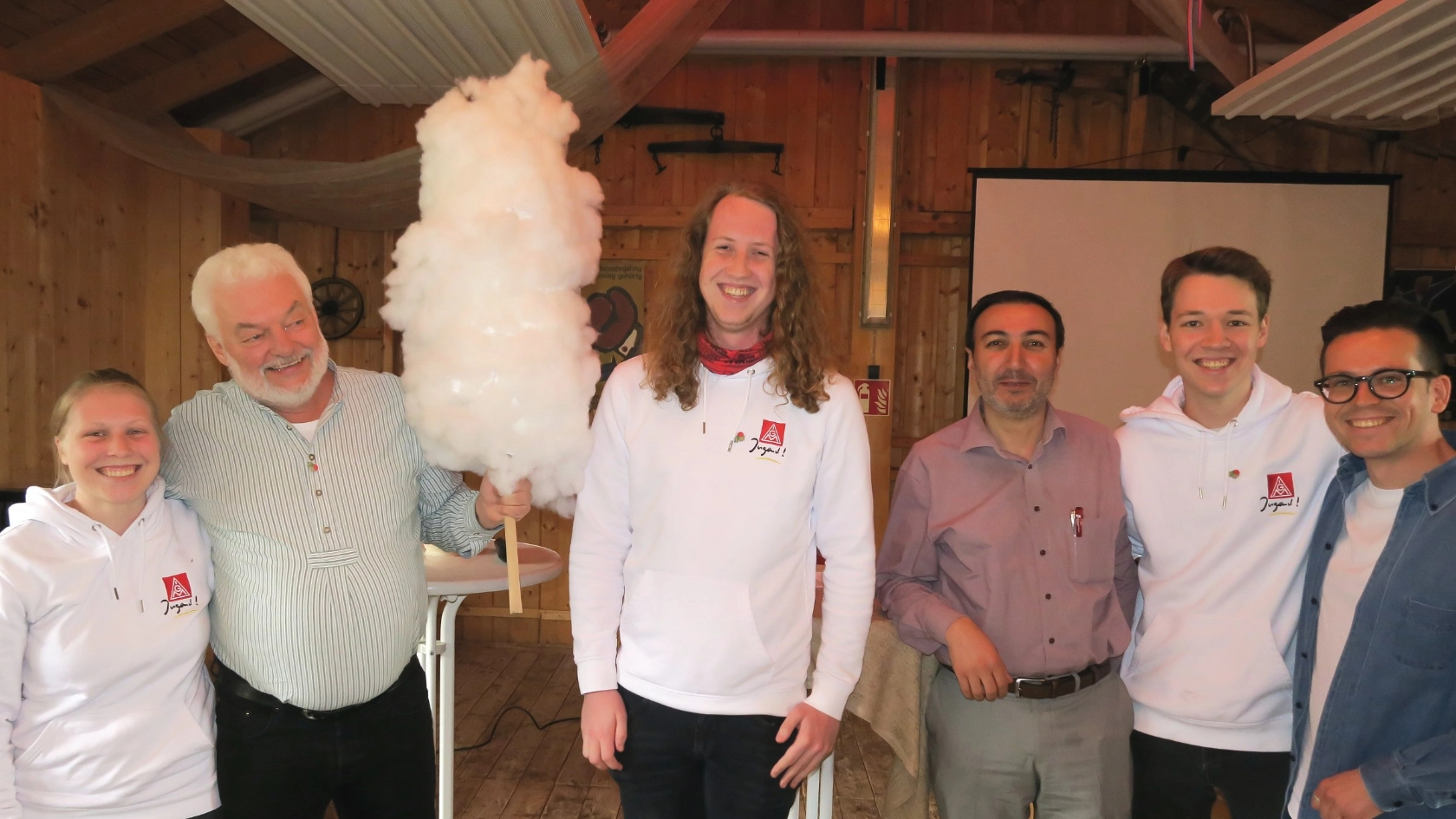 Die Bevollmächtigten der IG Metall Weilheim, Helmut Dinter und Bayram Yerli, mit der IG Metall Jugend Weilheim auf der Maifeier 2022 des DGB in Peiting.