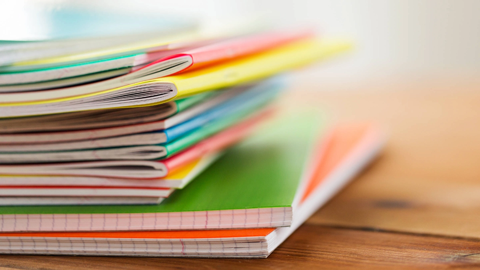 Gestapelte Hefte und Blöcke.