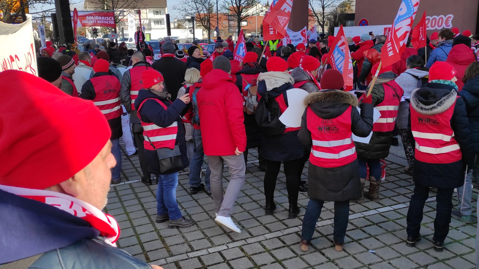 Metaller*innen bei zentraler Tarifaktion in Ingolstadt - Tarifrunde Textil & Bekleidung 2023