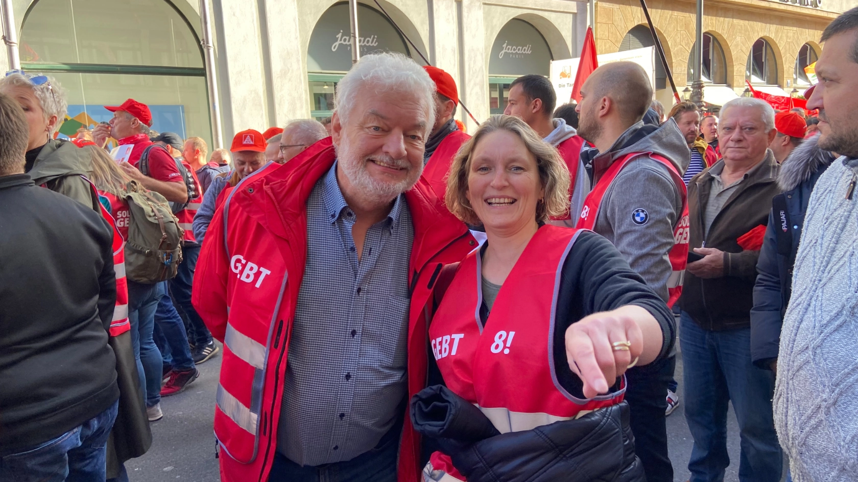 Kerstin Lüftner und Helmut Dinter bei der Tarifaktion zum zweiten Verhandlungstag in München - Oktober 2022