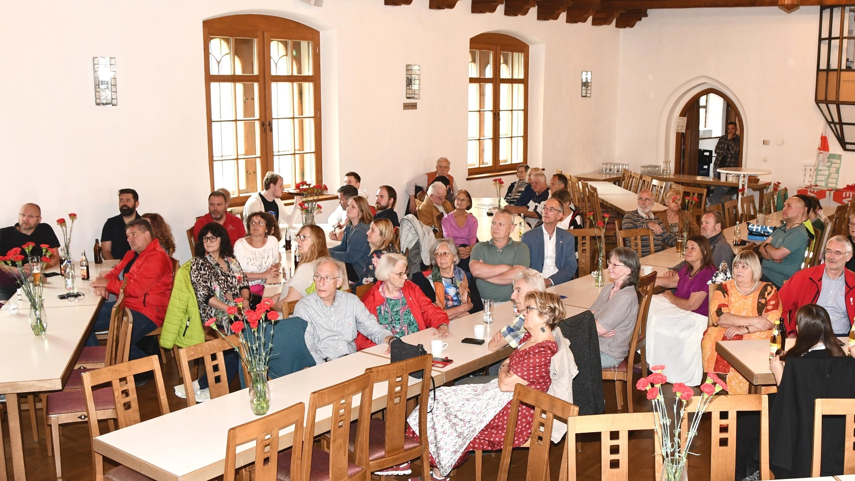 Zuhörer bei der Kundgebung zum Tag der Arbeit in Schongau am 1. Mai 2024