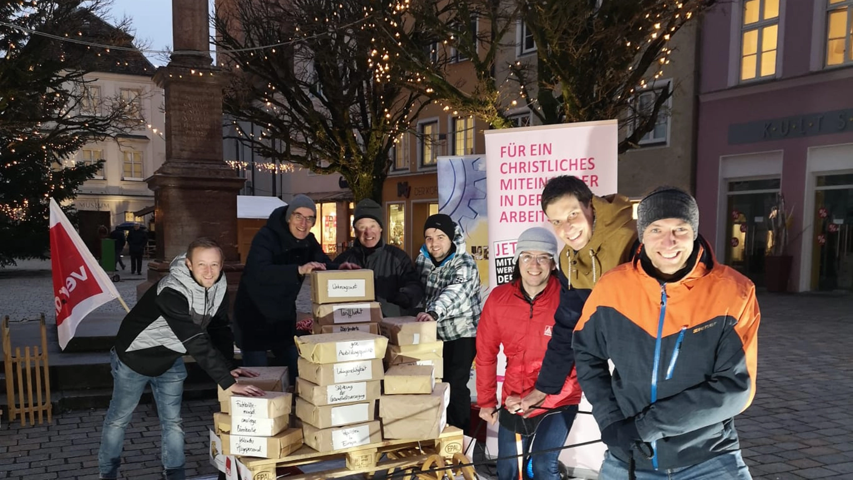 Bild 1 zur Sozialaktion 2023 auf dem Marienplatz in Weilheim - gemeinsam mit DGB, KAB, CAJ, katholische Betriebsseelsorge und IG Metall Weilheim