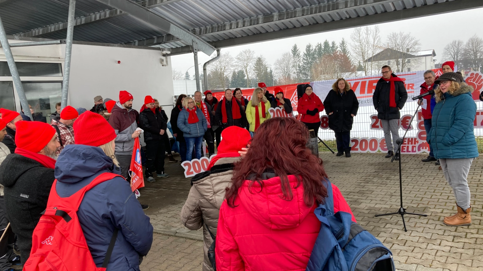 Tarifrunde Textil & Bekleidung 2023 - Warnstreikunterstützung von Kolleginnen von Zarges bei DBI in Schongau