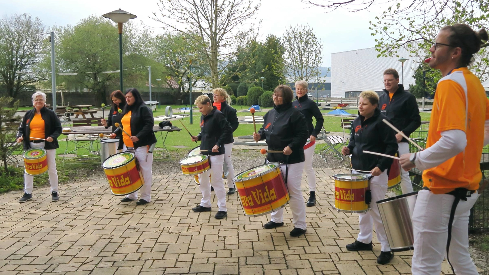 Die Sambatruppe heizt auf dem 1. Mai 2022 in Peiting ein.