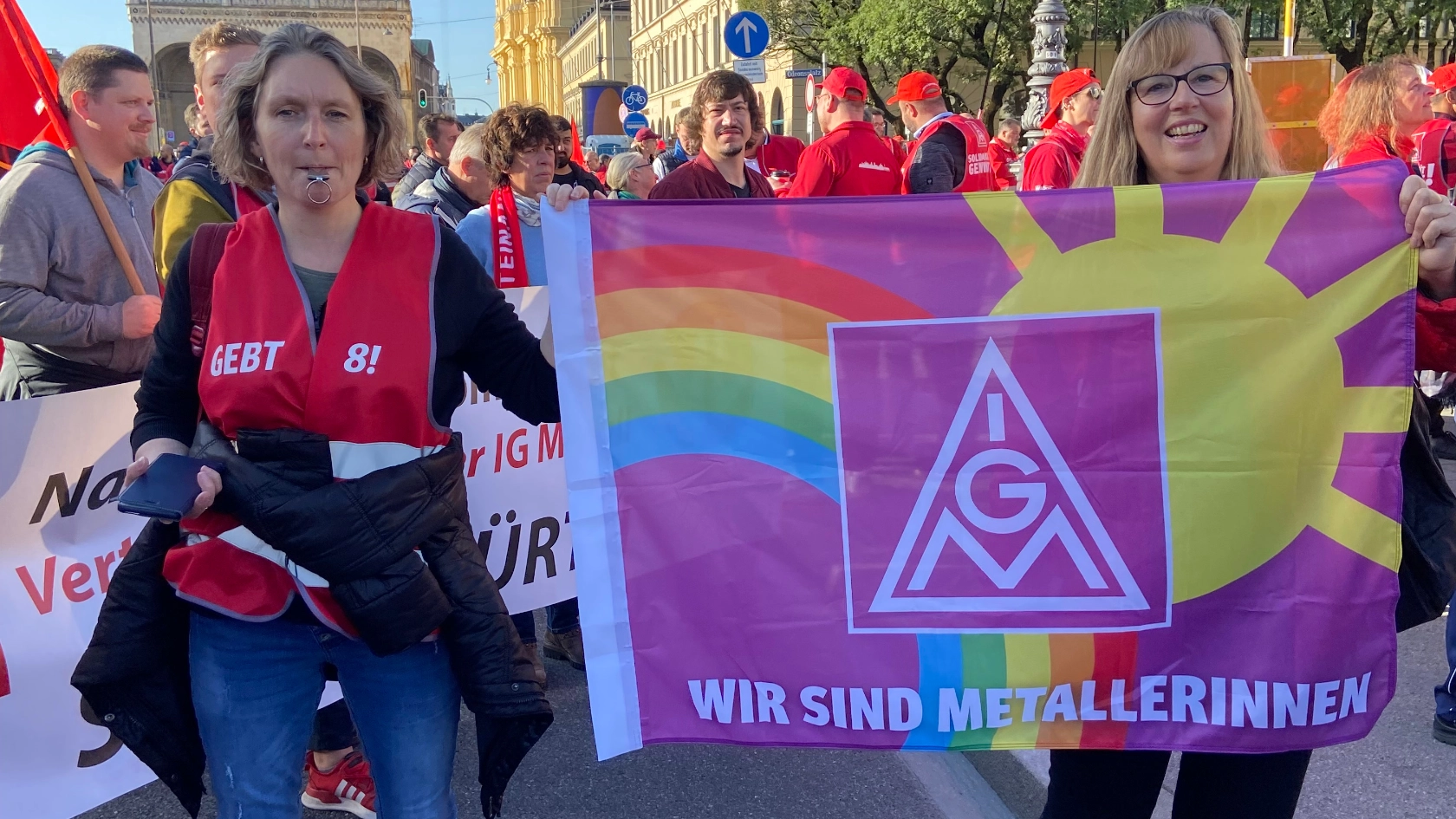 Kerstin Lüftner und Marion Jauch mit Frauenbanner auf der Tarifakton in München Oktober 2022