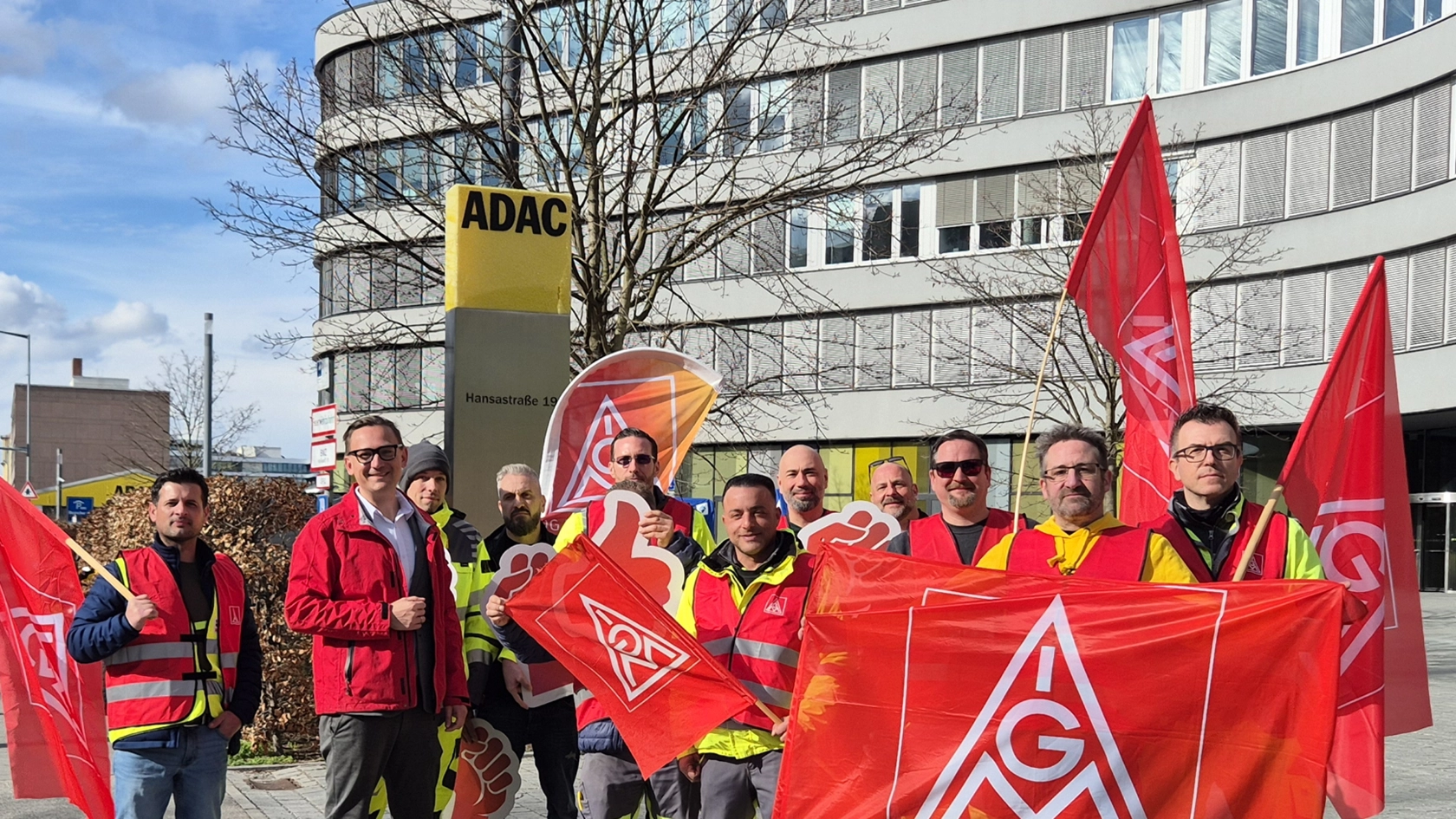 Warnstreik vor der ADAC-Zentrale in München