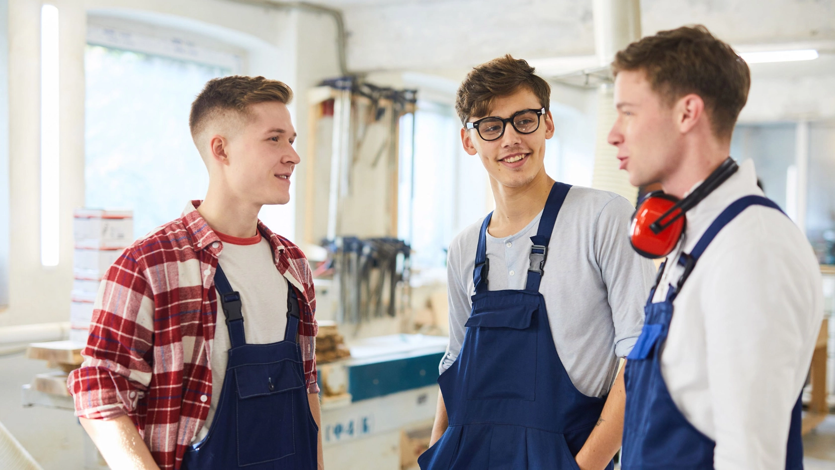 Auszubildender in einer Schreinerei im Gespräch