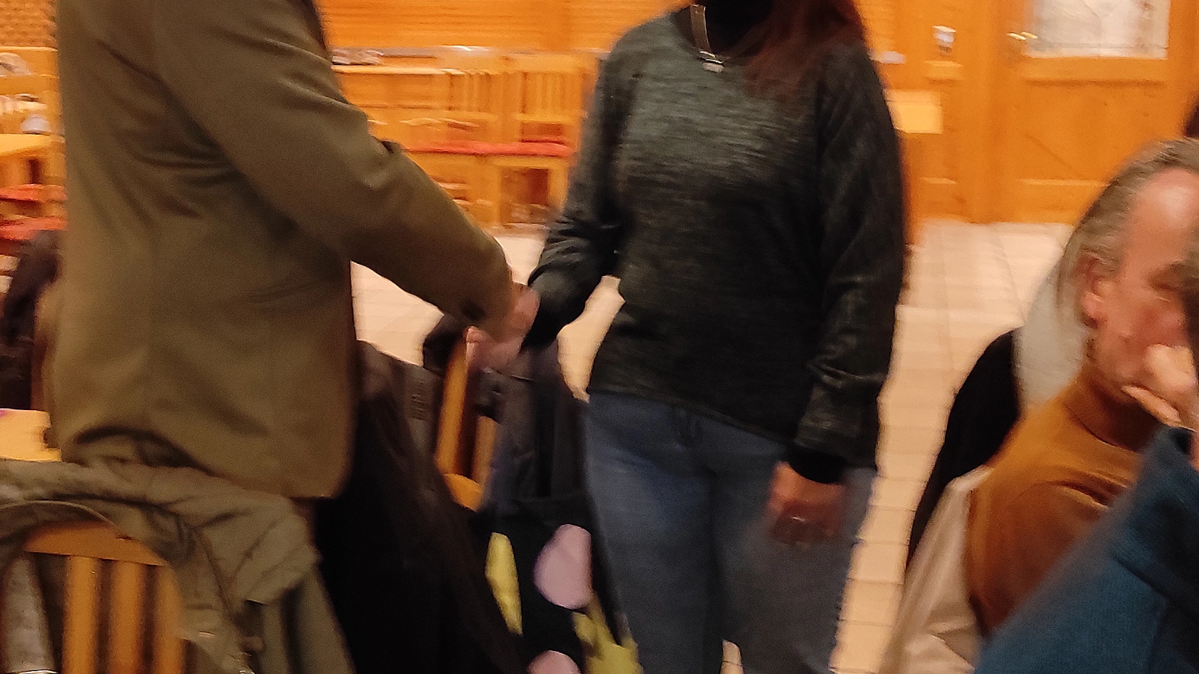 Bild 4 der Sketche des Frauenteams auf der Delegiertenversammlung im November 2024 zu „Partnerschaftlichem Verhalten am Arbeitsplatz“