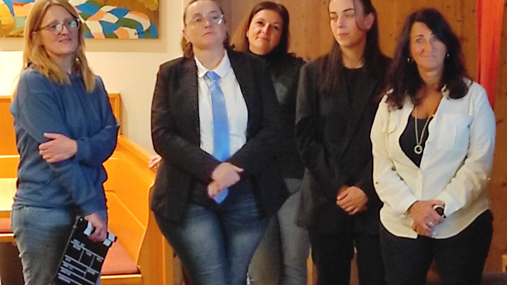 Bild 3 des Frauenteams mit Sketchen zu „Partnerschaftlichem Verhalten am Arbeitsplatz“ auf der Delegiertenversammlung im November 2024