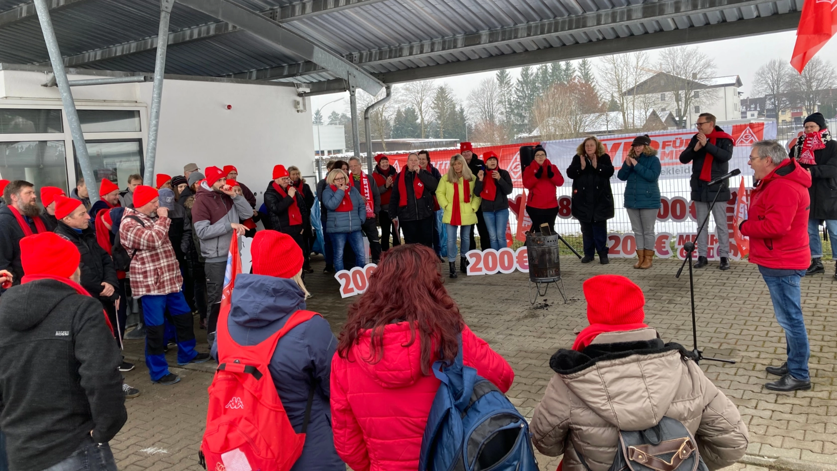 Tarifrunde Textil & Bekleidung 2023 - Warnstreik bei DBI in Schongau - Rede Michael Pfeiffer vom IG Metall Bezirk Bayern