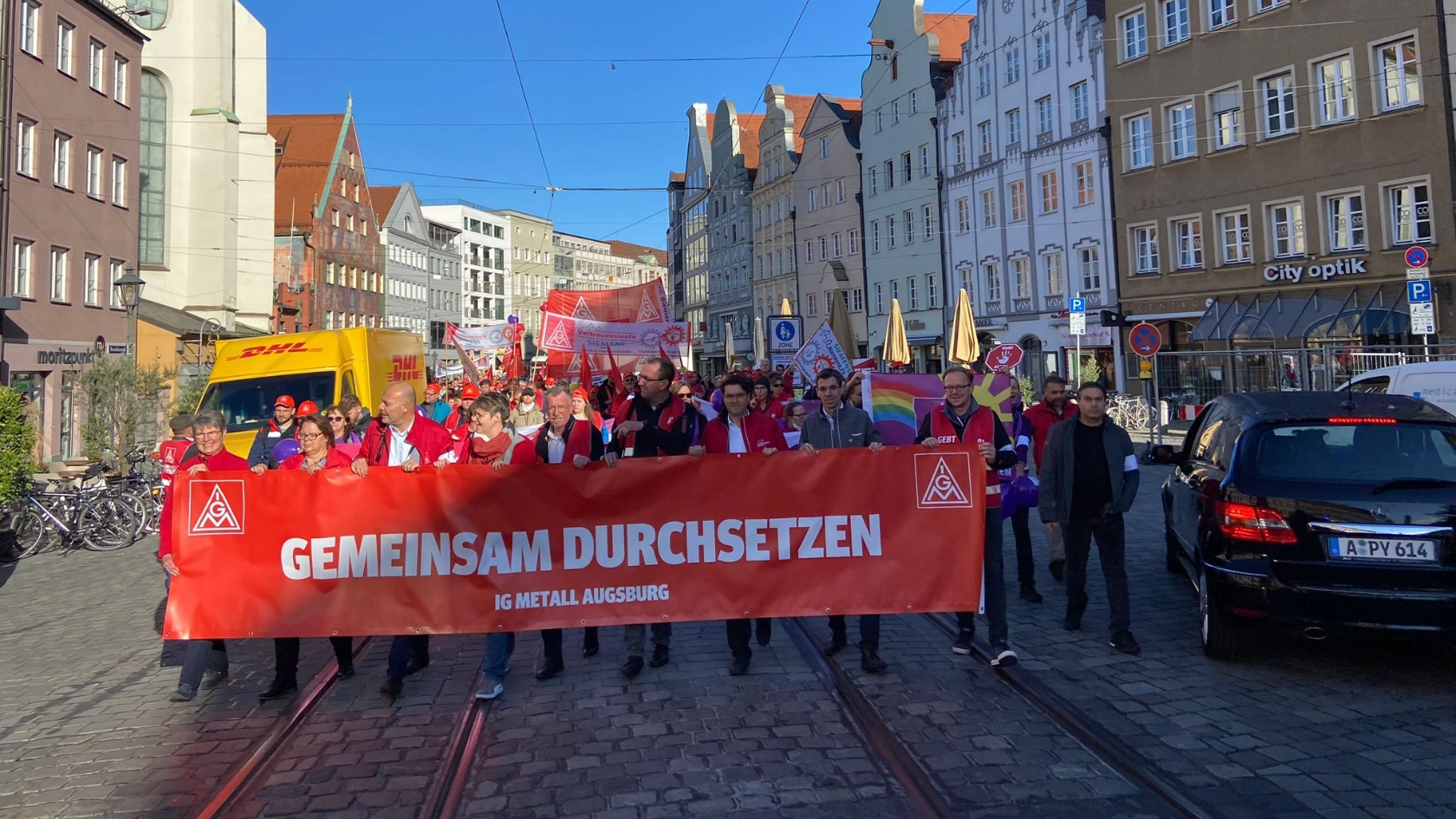 Demozug zum Verhandlungslokal auf der Tarifaktion am 27. Oktober 2022 in Augsburg