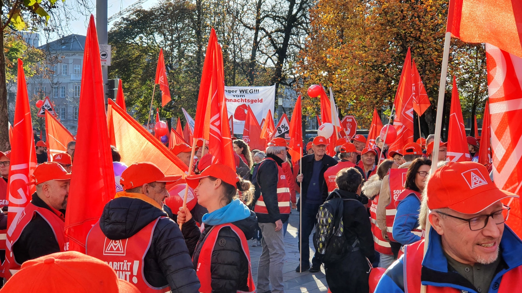 Kolleg*innen auf der Kundgebung in Augsburg