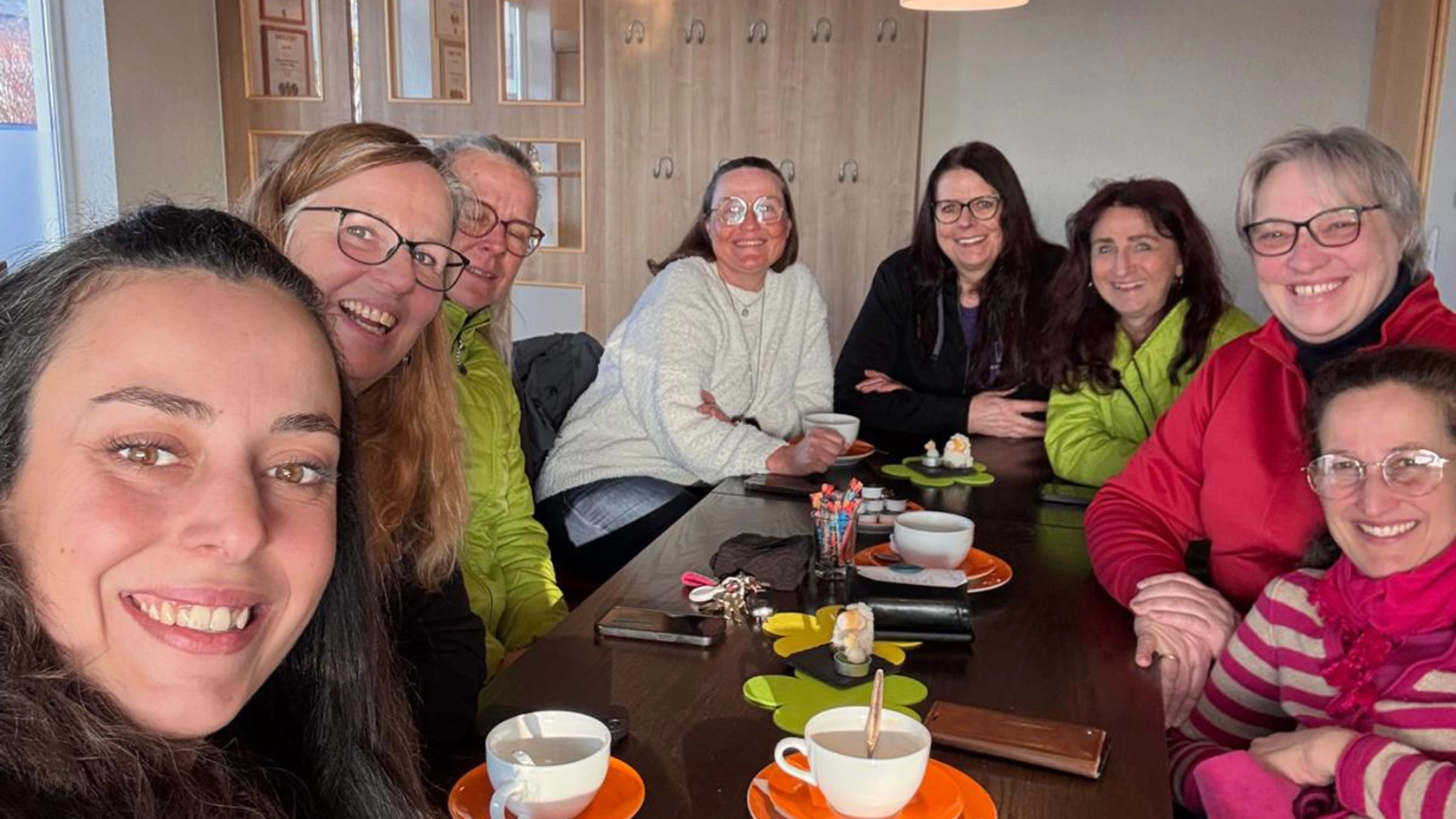 Frauenteam beim Frühstücken zwischen den Aktionen zum Weltfrauentag und zur BR-Wahl beim Hirschvogel in Denklingen