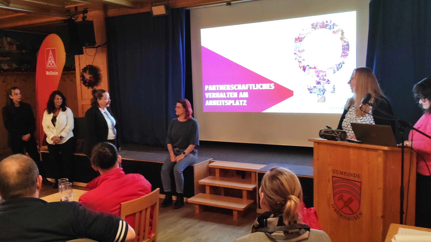 Bild 6 des Frauenteams mit Sketchen auf der Delegiertenversammlung im November 2024 zu „Partnerschaftlichem Verhalten am Arbeitsplatz“