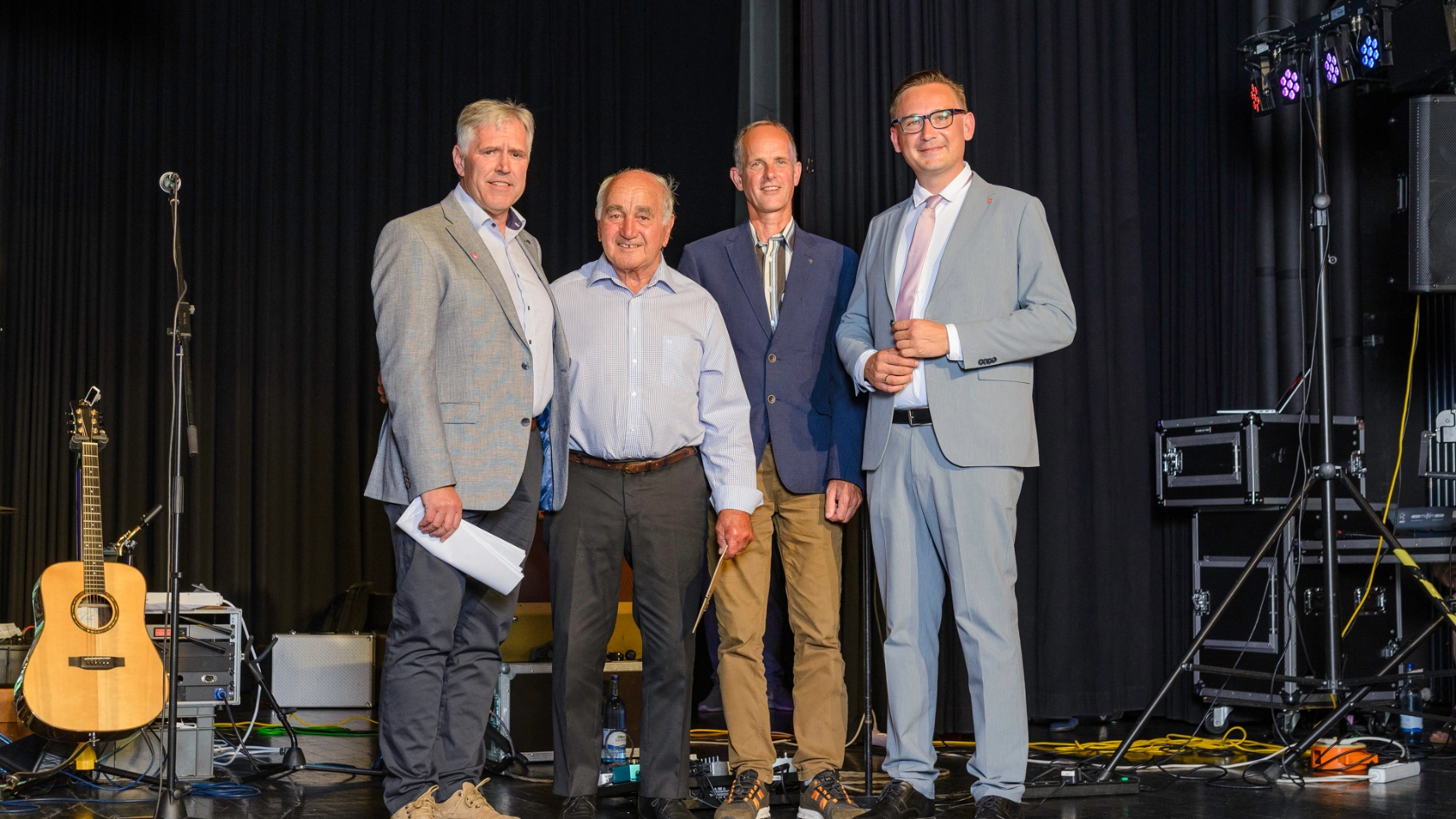 Alois Hinterstocker wird für 60 Jahre Mitgliedschaft geehrt.