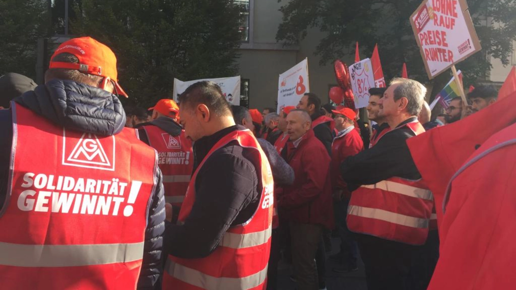 Teilnehmer an der Tarifakton in Müchen zum zweiten Verhandlungstag zur Tarifrunde der Metall- und Elektroindustrie 2022