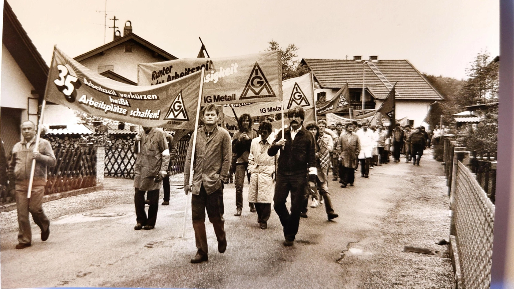Altes Foto mit Demonstration zur 35-Stunden-Woche