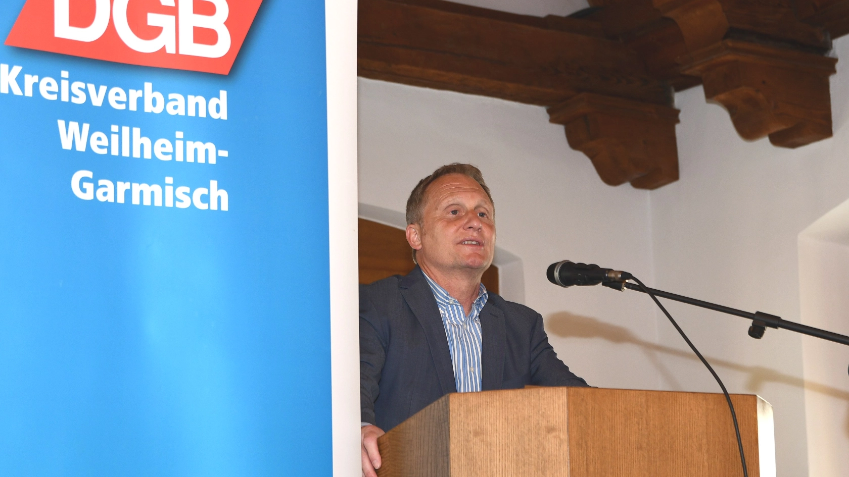Der erste Bürgermeister von Schongau, Falk Sluyterman van Langeweyde, mit seinen Grußwort im Namen der Stadt Schongau am 1. Mai 2024 auf der DGB Veranstaltung