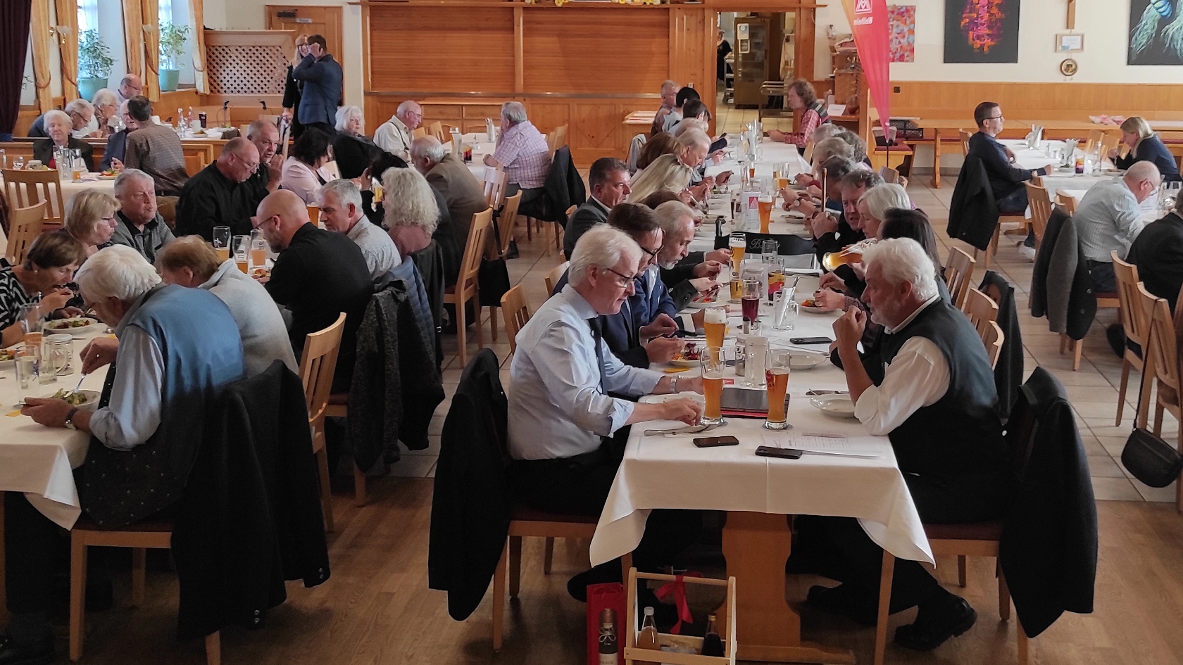 Bild vom Saal mit den Gästen der Jubilarfeier 2023