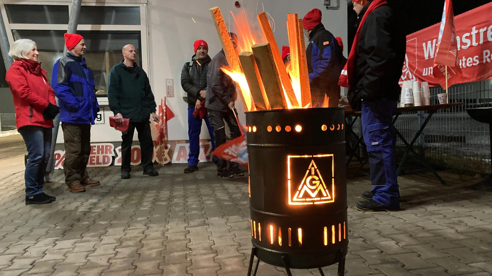 Warnstreik bei DBI Global Supply Chain in Schongau in der Nachtschicht - Tarifrunde Textil & Bekleidung 2023