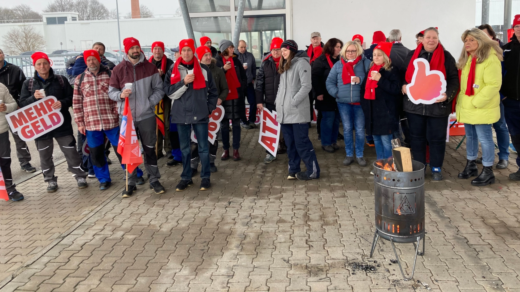 Warnstreik der Frühschicht bei DBI Global Supply Chain in Schongau - Tarifrunde Textil & Bekleidung 2023
