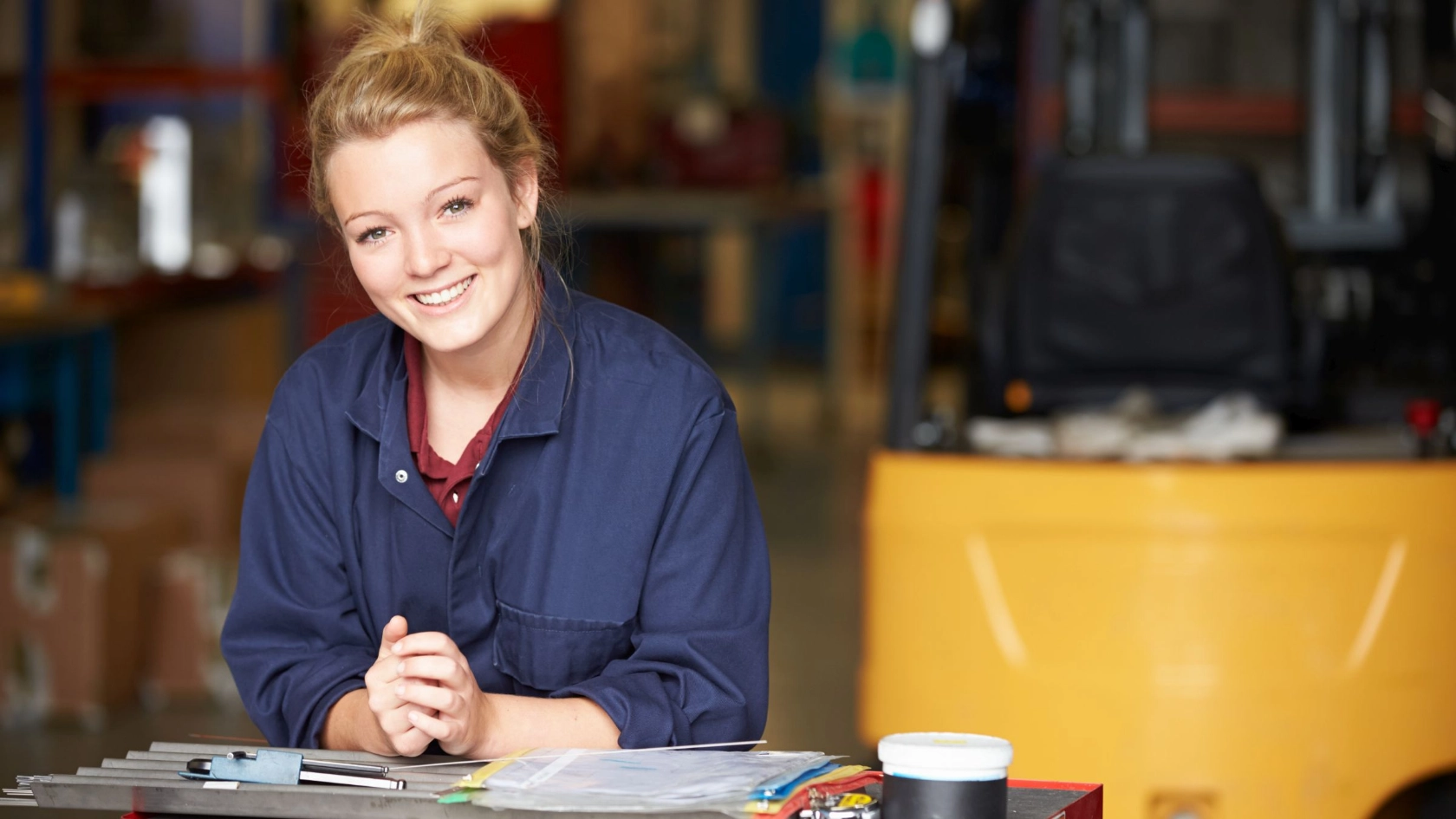 junge Auszubildende in einer Werkstatt