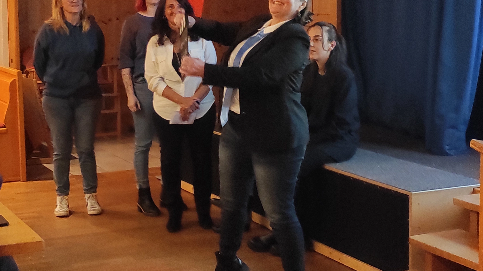 Bild 7 des Frauenteams mit den Sketchen auf der Delegiertenversammlung im November 2024