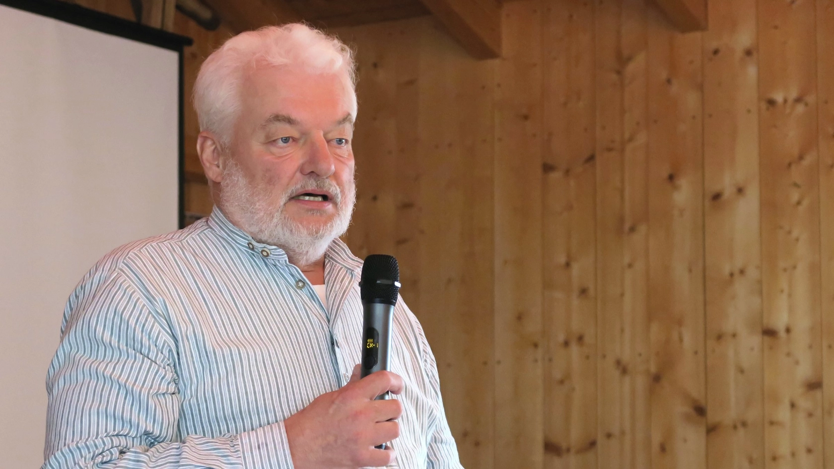 Der erste Bevollmächtigte der IG Metall Weilheim, Helmut Dinter, hält eine Rede auf der tradionellen DGB Maikundgebung 2022 in Peiting in der Zechenschenke.