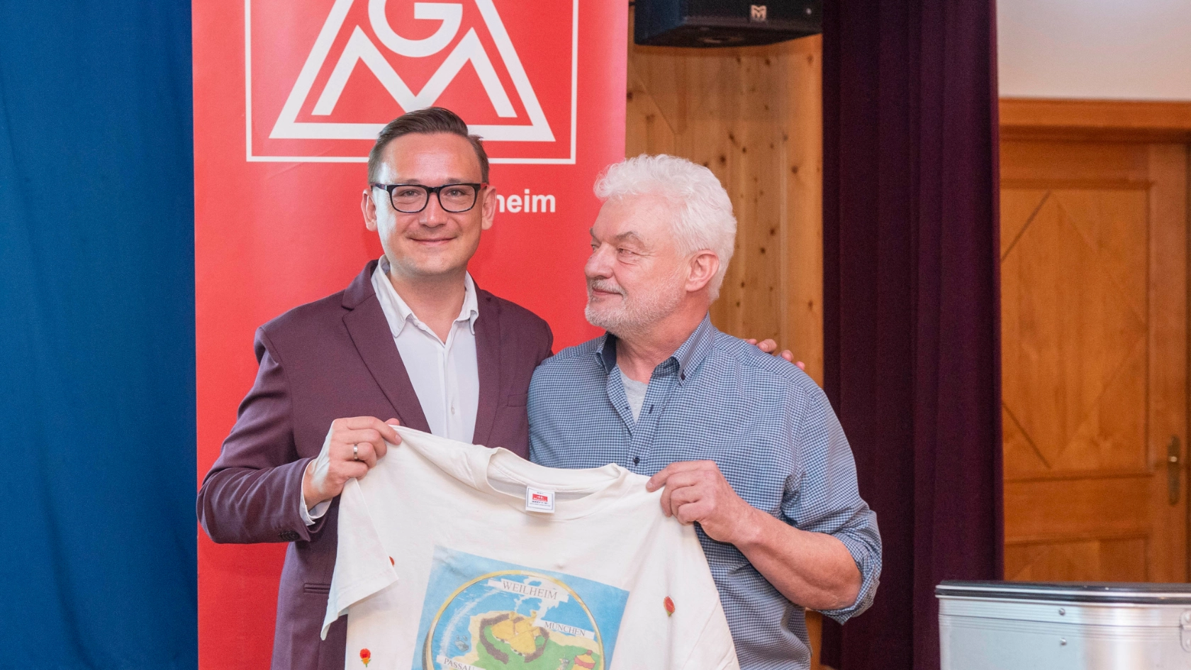 Bild mit dem alten (Helmut Dinter) und dem neuen (Karl Musiol) 1. Bevollmächtigten der IG Metall Weilheim 2024